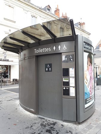 Toilettes publiques en ville